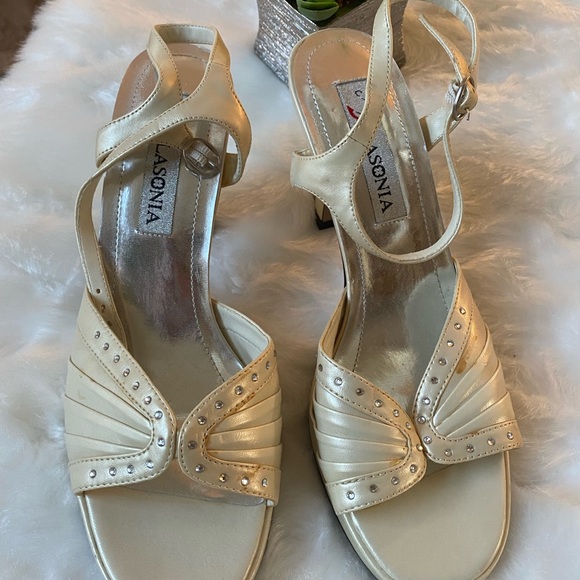 Ivory color heels - Picture 1 of 5